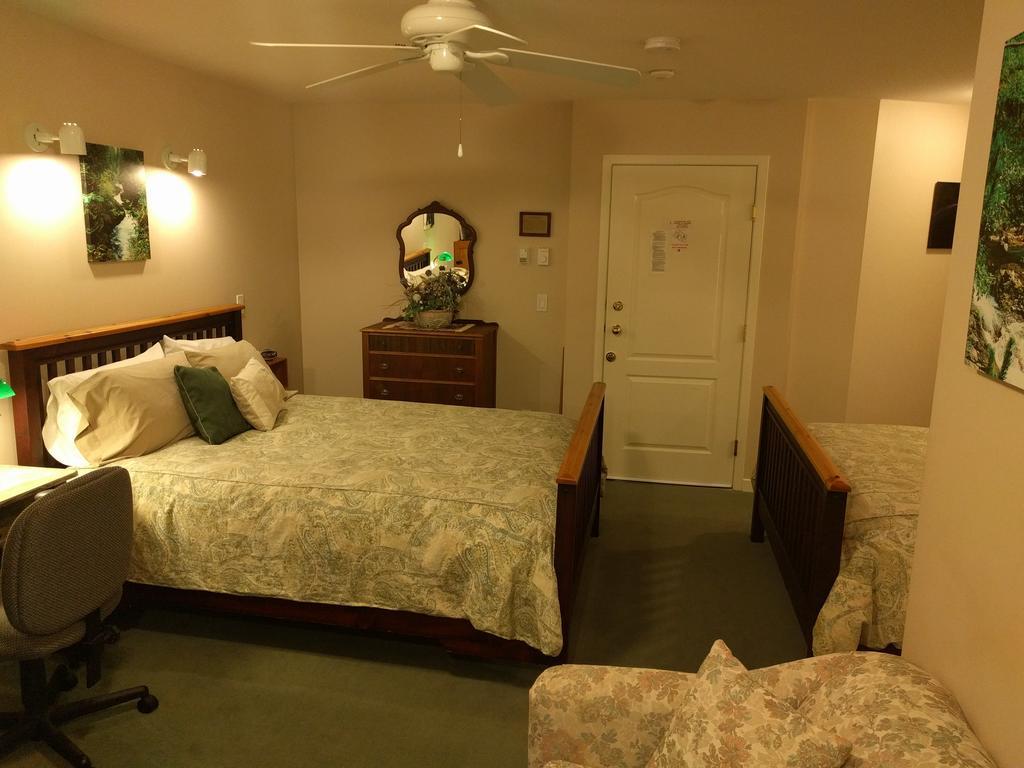 Cedar Wood Lodge Bed & Breakfast Inn Port Alberni Dış mekan fotoğraf