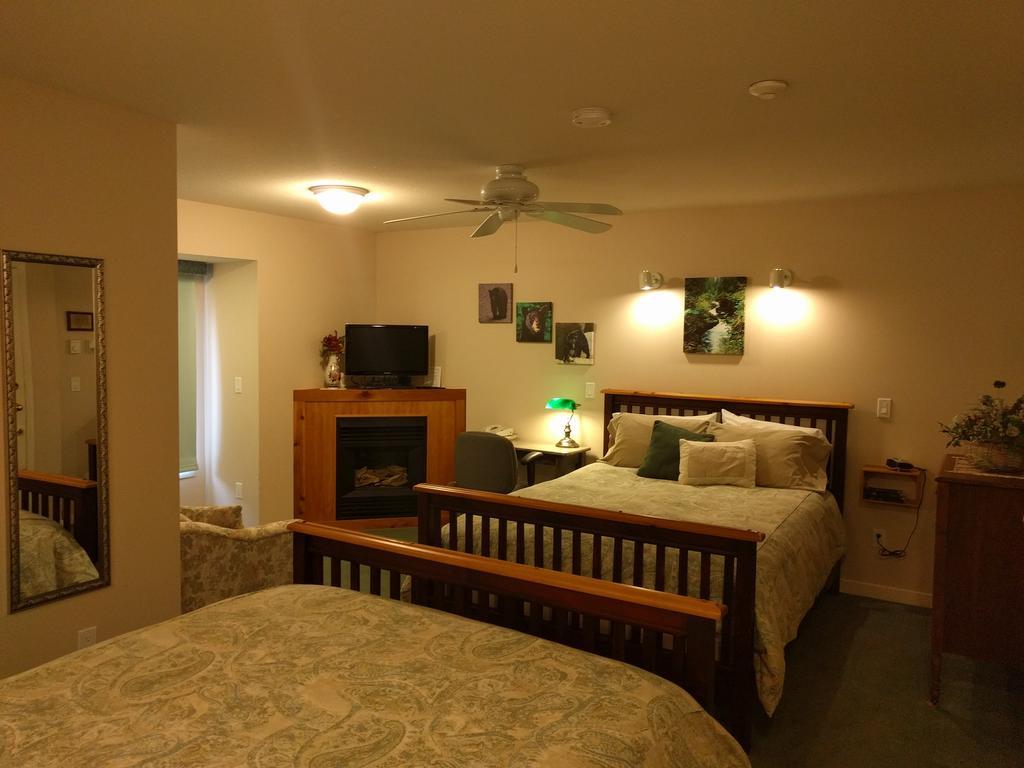 Cedar Wood Lodge Bed & Breakfast Inn Port Alberni Dış mekan fotoğraf