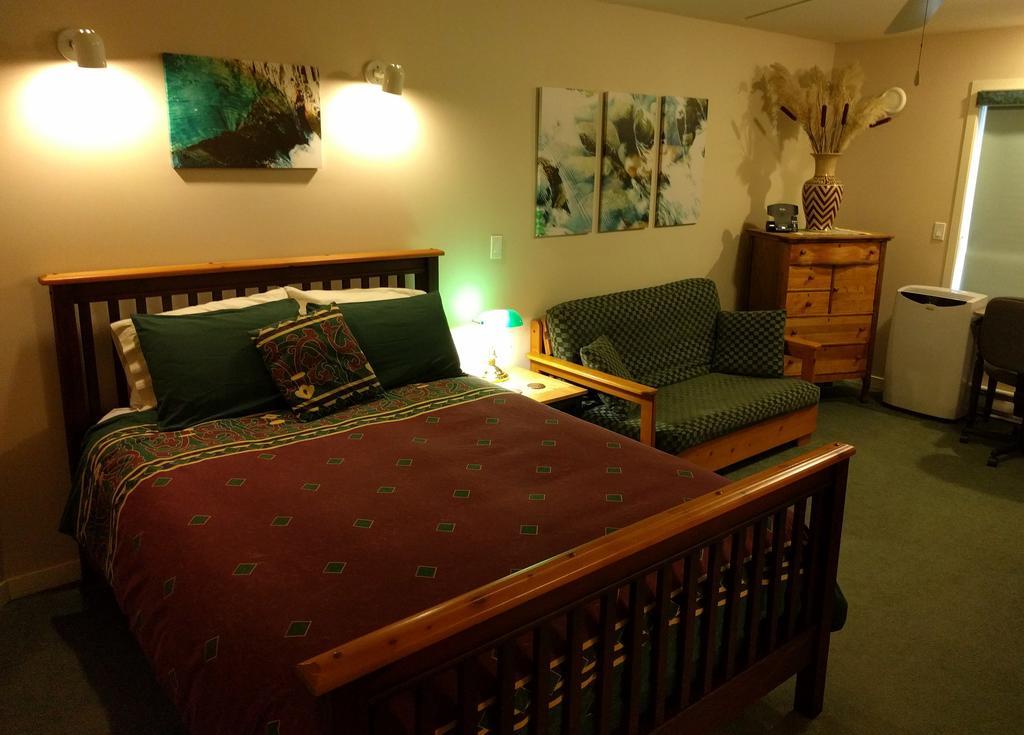 Cedar Wood Lodge Bed & Breakfast Inn Port Alberni Dış mekan fotoğraf