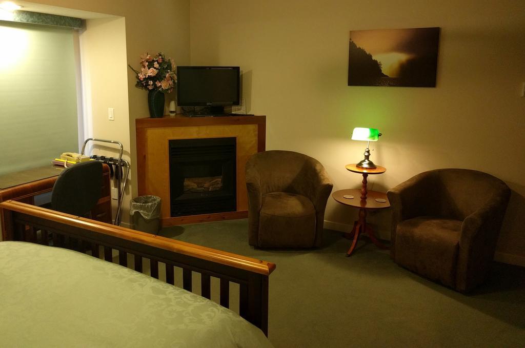 Cedar Wood Lodge Bed & Breakfast Inn Port Alberni Dış mekan fotoğraf