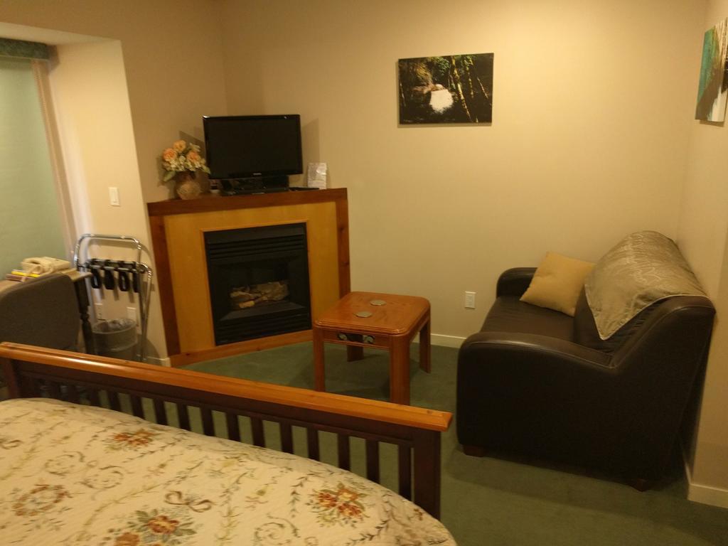 Cedar Wood Lodge Bed & Breakfast Inn Port Alberni Dış mekan fotoğraf